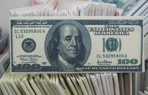 أسعار العملات في سوريا ظهيرة الاثنين