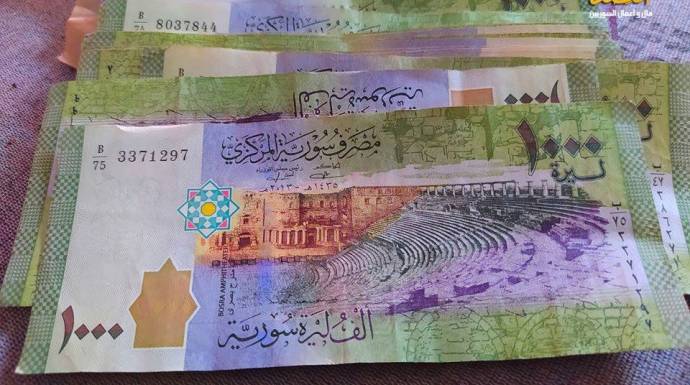 الليرة تتراجع إلى أدنى سعر لها منذ شهر