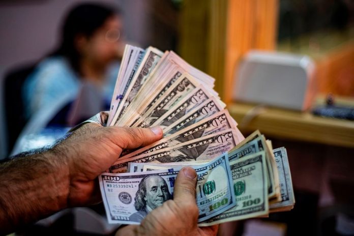 دولار دمشق يتجاوز حاجز الـ 2800 ليرة