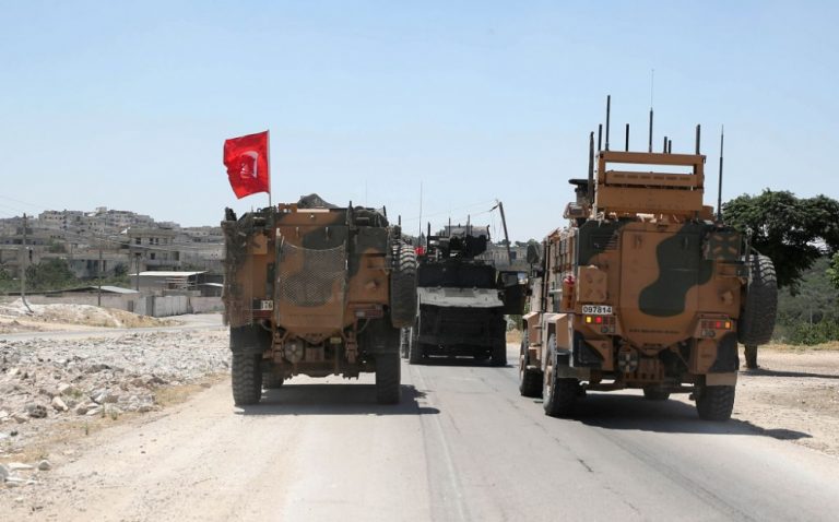 الجيش التركي ينشئ جدارا اسمنتيا على أوتوستراد M4 لحجب الرؤية عن قوات الأسد