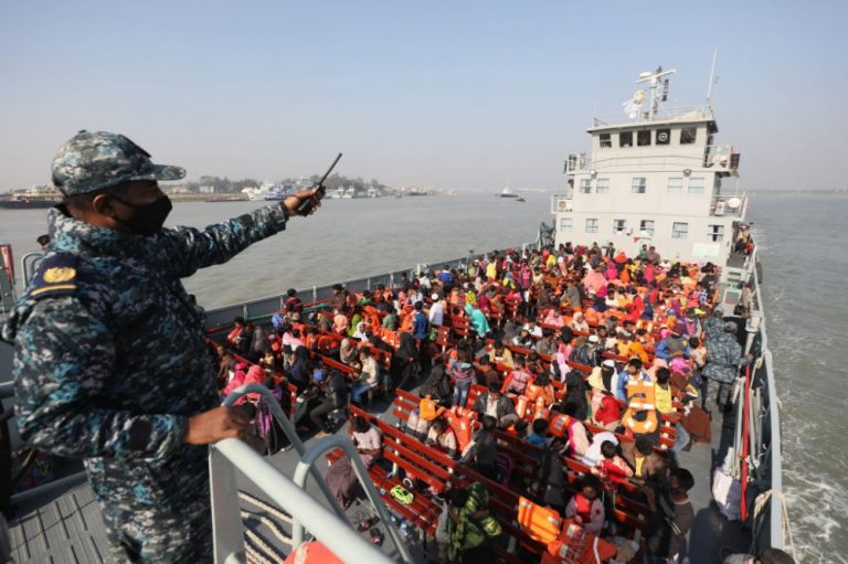 سفن حربية بنغالية تنقل 1700 من الروهينغيا إلى جزيرة منعزلة