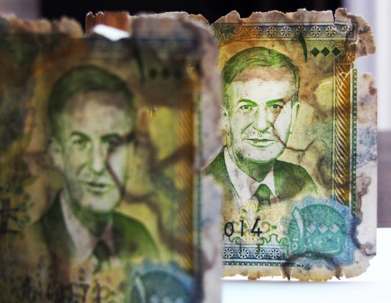 الليرة تلامس أدنى مستوىً لها منذ ستة أشهر