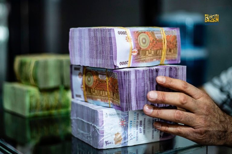 تحسنٌ لليرة وسط تذبذب مرتقب