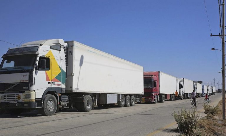السعودية تسمح بعودة شاحنات النظام العالقة على حدودها