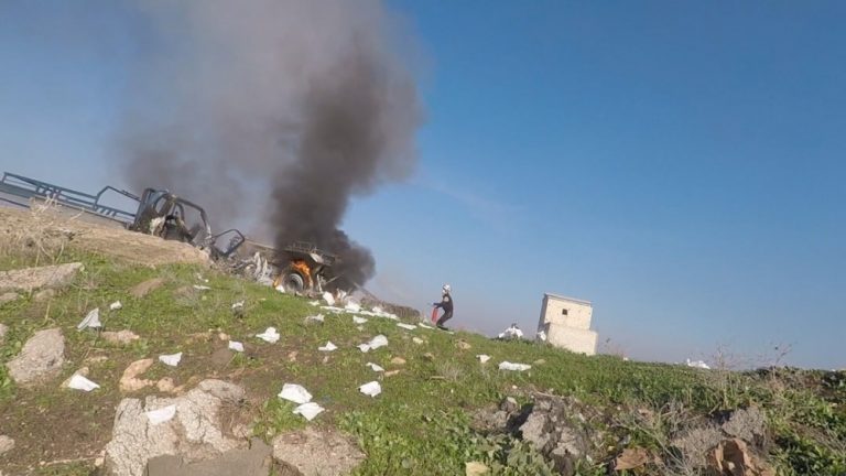 بصواريخ موجهة.. الأسد يقتل 5 مزارعين غرب حماة