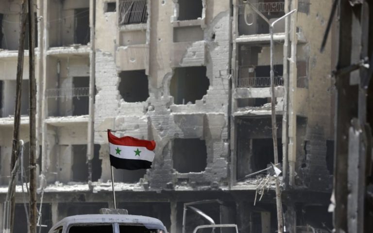 النظام يواصل ملاحقة متطوعي الخوذ البيضاء ويعتقل اثنين منهم في الغوطة