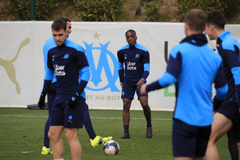 مشجعو مرسيليا يشعلون النار في ملعب تدريبات الفريق تعبيرا عن غضبهم