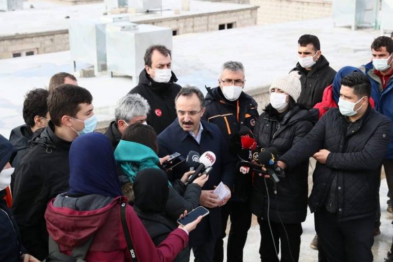 مسؤولان تركيان يزوران إدلب ووزير إيرلندي يرافق قافلة مساعدات للشمال السوري