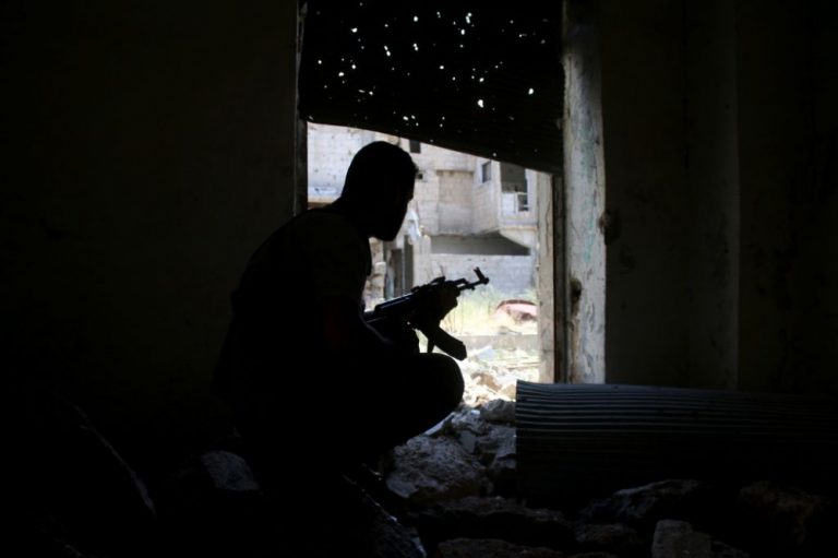 درعا.. محاولة اغتيال ضابط في استخبارات الأسد، ومجهولون يقتلون عنصرا في الحر