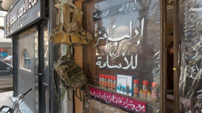 إغلاق محلات بيع السلاح بإدلب.. غموض يثير المخاوف