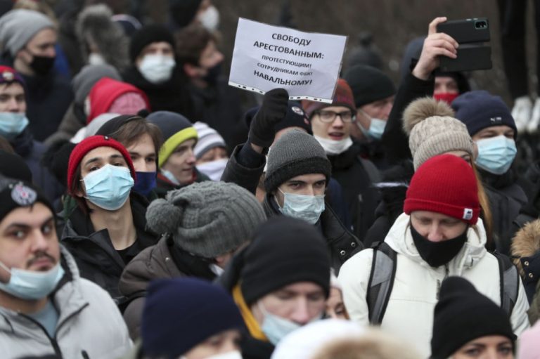 رغم التحذيرات.. الآلاف يحتشدون في روسيا للمطالبة بالإفراج عن نافالني