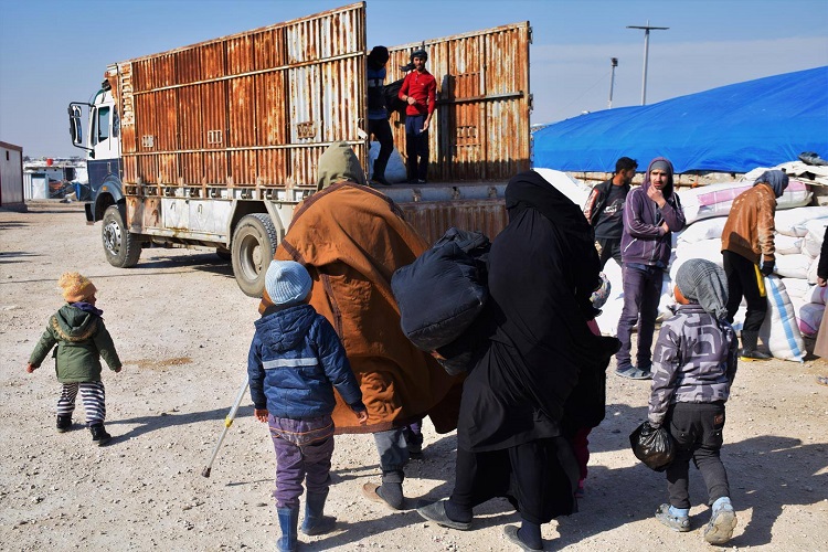 عشرات العائلات تغادر مخيم الهول نحو حلب