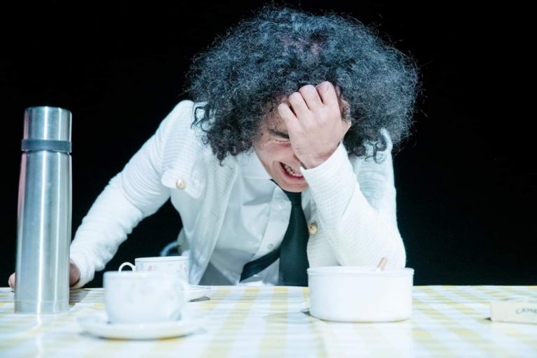 رُشح لجائزة الخنفساء الذهبية..ممثل سوري يتألق على مسارح السويد