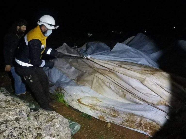 فيديو: السيول تجرف خياما للنازحين في عفرين