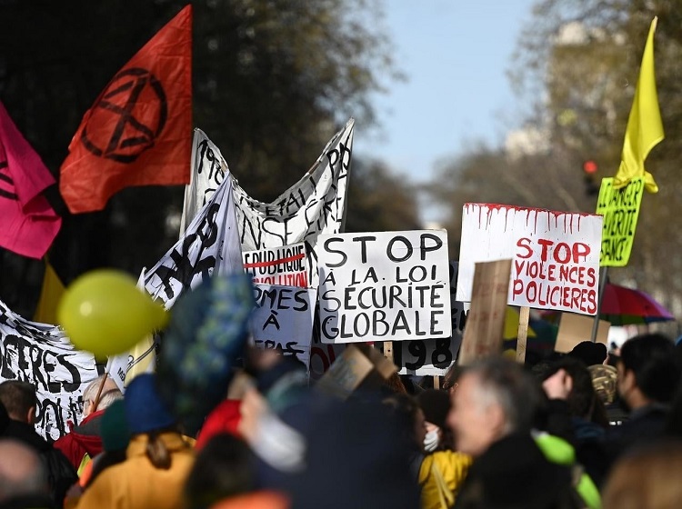 فرنسا.. محتجون يقولون إن قانون مكافحة التطرف يستهدف المسلمين