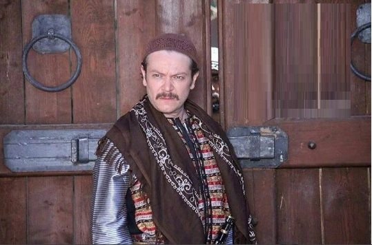 السويد تطرد ممثلا سوريا مؤيدا للنظام وترفض منحه جنسيتها