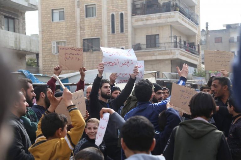 إدلب.. نازحون يحتجون على قرار دائرة المهجرين بترحيلهم إلى مخيم