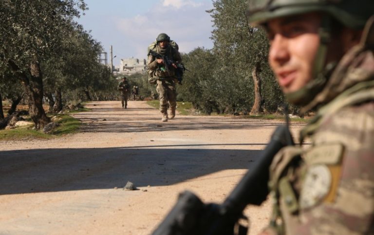 مقتل ضابط تركي بعبوة ناسفة كان يعمل على تفكيكها في الباب