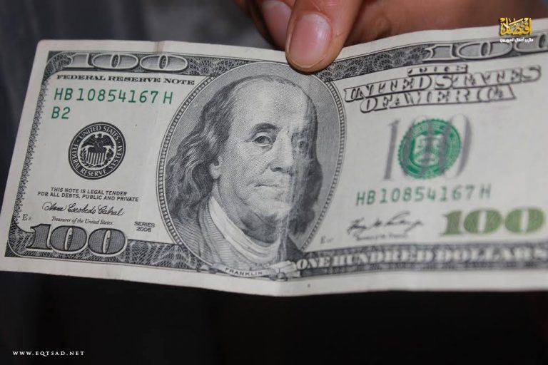 دولار إدلب يخالف اتجاه نظيره في دمشق