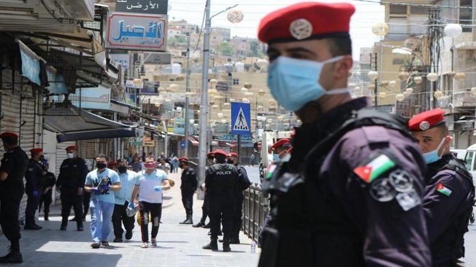 الأردن يعيد فرض إغلاق لكبح تفشي كورونا