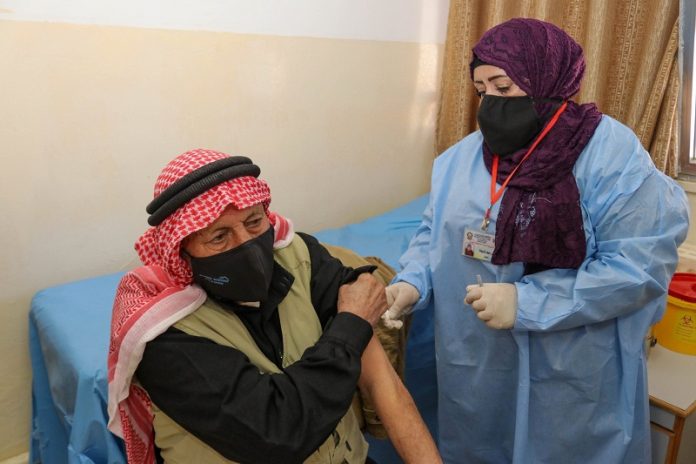 كورونا.. الأردن يفتتح مركزا للتلقيح داخل مخيم الزعتري