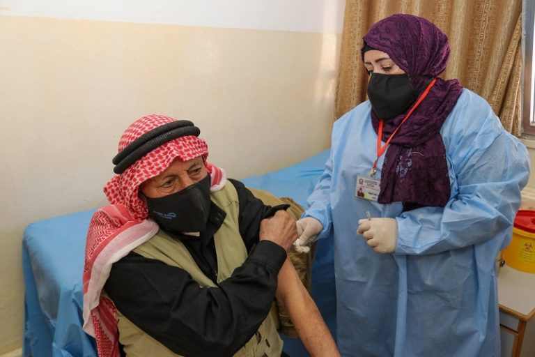 كورونا.. الأردن يفتتح مركزا للتلقيح داخل مخيم الزعتري