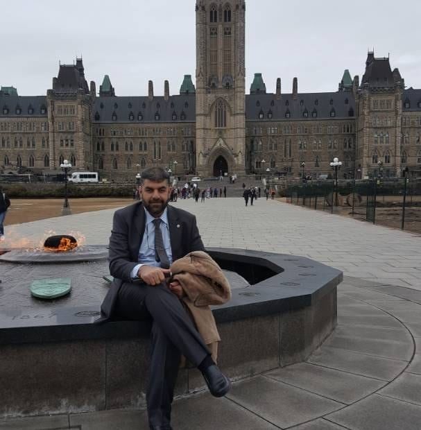 اتهامات بالتواطؤ مع روسيا والأسد..مدير الخوذ البيضاء الموالي للنظام يصل أوروبا لاجئا