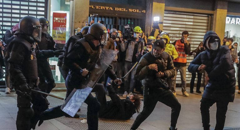 احتجاجات عنيفة في إسبانيا تدفع السلطات لاعتقال أكثر من 50 شخصا