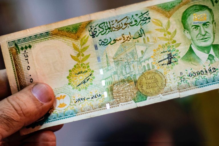 الليرة تتراجع إلى أدنى سعر مسجل في تاريخها