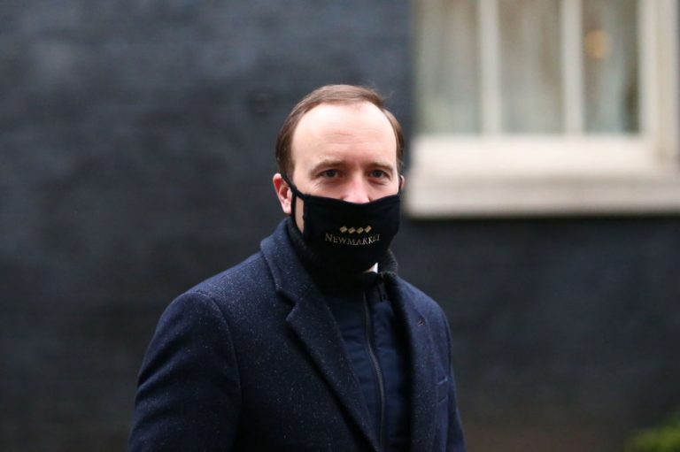 وزير الصحة البريطاني: قد نتعايش مع كورونا كما الإنفلونزا