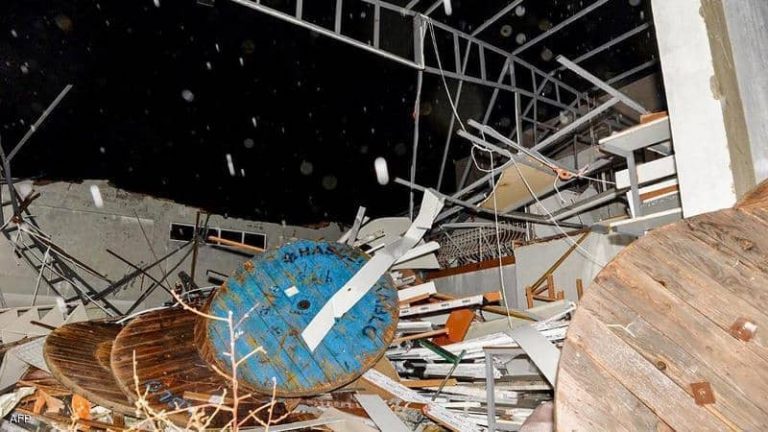 إعصار يضرب بلدة تركية ويسفر عن إصابة 16 شخصا