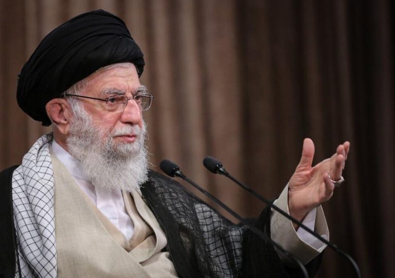 خامنئي يضع شرط رفع العقوبات مقابل العودة للاتفاق النووي