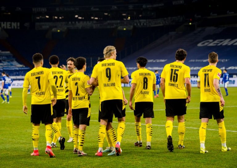 تغريم بروسيا دورتموند بعد مخالفة لاعبيه قواعد التباعد