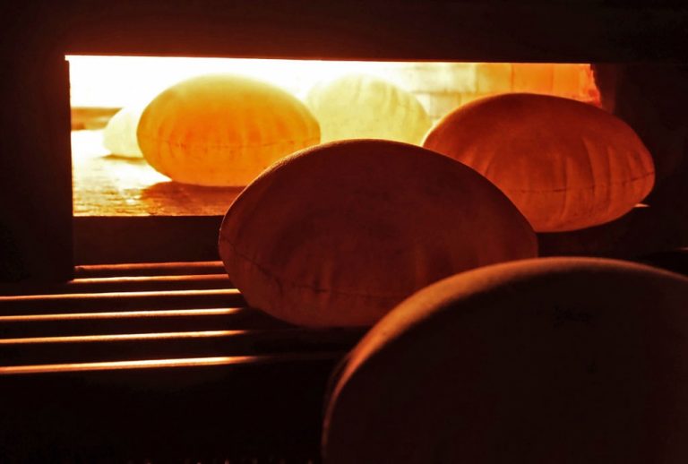 لبنان يرفع سعر الخبز وسط تفاقم الأزمة الاقتصادية