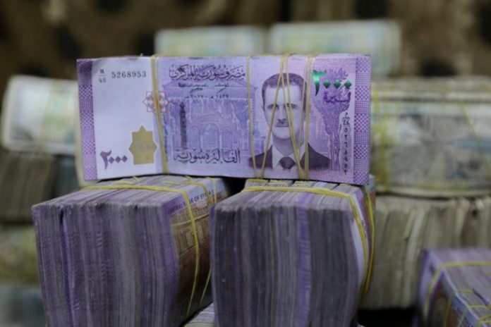 الانهيار المتسارع لليرة يدفع النظام إلى الاستيلاء على أموال شركات ومحلات للصرافة