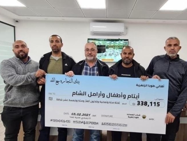 قرية فلسطينية تتبرع بـ100 ألف دولار لمساعدة مهجري مخيمات الشمال السوري