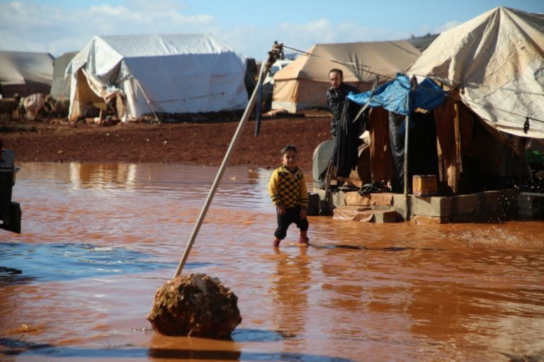 الخوذ البيضاء تكشف عن حجم أضرار المخيمات بسبب العاصفة المطرية الأخيرة