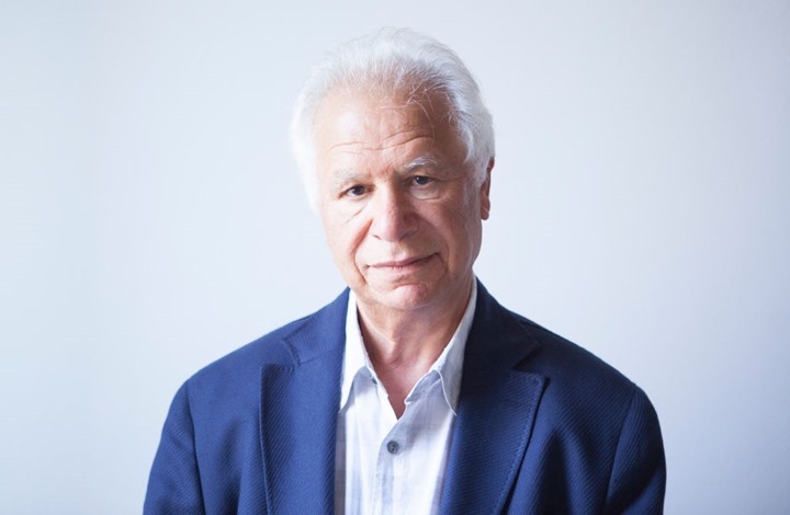 رحيل الشاعر والروائي الفلسطيني مريد البرغوثي عن 77 عاما