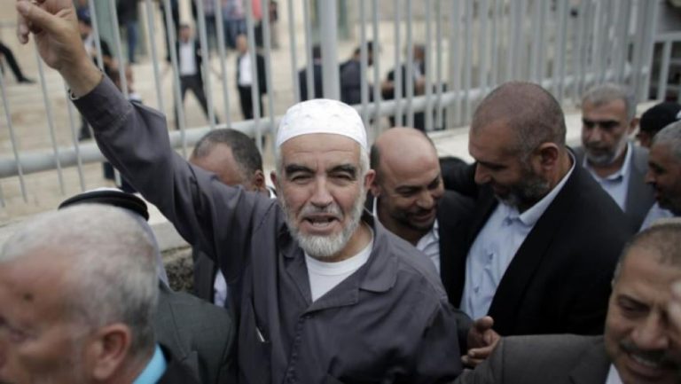 من داخل معتقله.. شيخ القدس يوصي بتحويل قيمة جائزة حصل عليها للاجئين السوريين