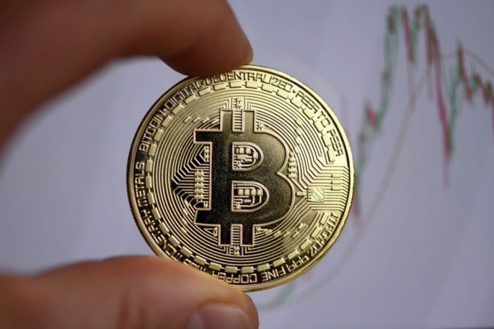 بيتكوين تتراجع بأكثر من 10 بالمئة بعد تحذيرات من تداولها
