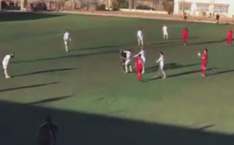 بطاقة صفراء تدفع لاعب للكم حكم المباراة في دوري الدرجة الأولى لكرة القدم