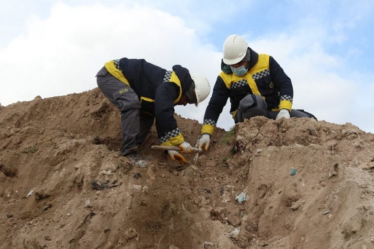الدفاع المدني يعثر على مقبرة جماعية في محيط الباب