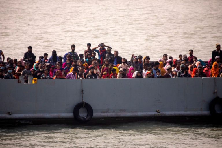 الأمم المتحدة: روهينيغا في قارب في عرض البحر دون غذاء أو ماء