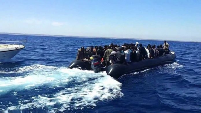 ليبيا.. خفر السواحل يعترض مئات المهاجرين في البحر المتوسط