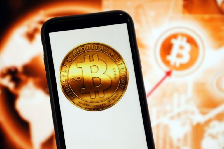 تيسلا تستثمر 1.5 مليار دولار في بتكوين