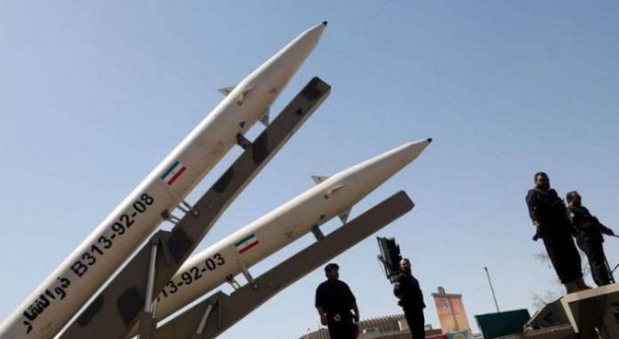 إيران تختبر صاروخا ذكيا قصير المدى وتجري تدريبا بحريا مع روسيا