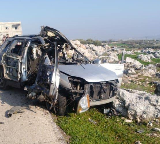 ناسفة تُصيب قياديا في الهيئة وجثمان امرأة على قارعة الطريق بريف إدلب