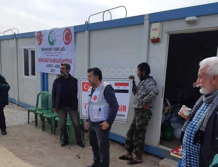 علم الأسد يظهر أثناء توزيع إغاثة شمال حلب ومسؤول تركي يوضح