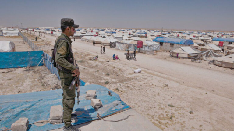 عشرات العائلات تغادر مخيم الهول إلى دير الزور