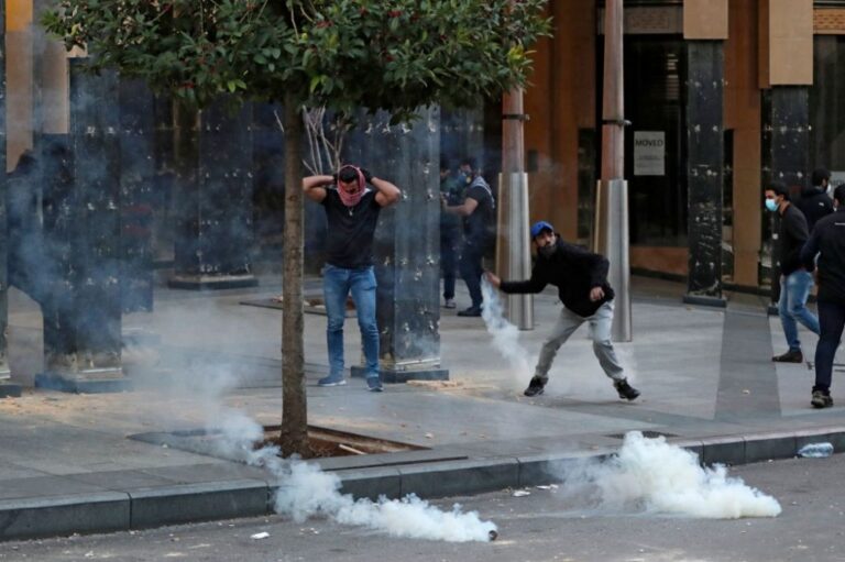 لبنان.. تجدد الاحتجاجات مع تواصل انهيار الليرة